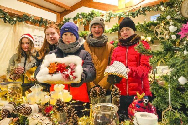 Die Schüler der Klasse 7C des Leopoldinums (von links) Isabell Bauer, Nala Kohring, Robert Jeschke, Lenn Gehrt und Anna Liebhart haben Deko im Angebot. - © Laurenz Tegethoff