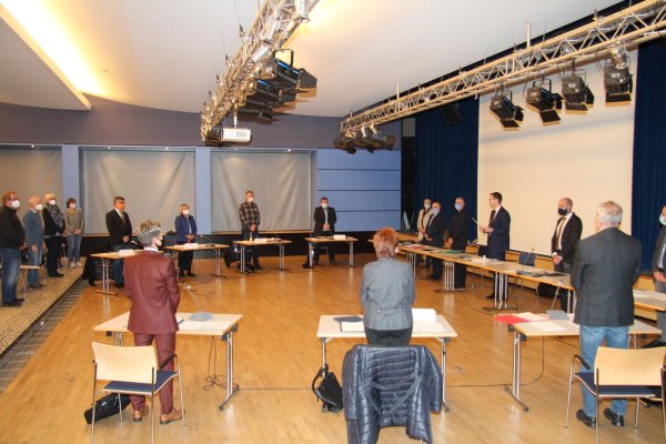 Bürgermeister Matthias Kalkreuter vereidigt die neuen 40 Ratsmitglieder in der Aula des Schulzentrums am Werreanger. Es herrschte auch im Sitzen Maskenpflicht.  - © Cordula Gröne(LZ)