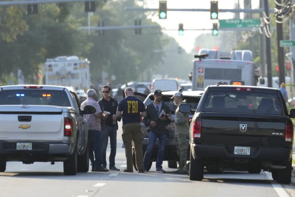 Beamte der Strafverfolgungsbehörden untersuchen den Schauplatz in Jacksonville, wo ein 21-Jähriger drei Afroamerikaner erschossen hat. Nach der Tat hat der Mann sich selbst erschossen. - © John Raoux/dpa