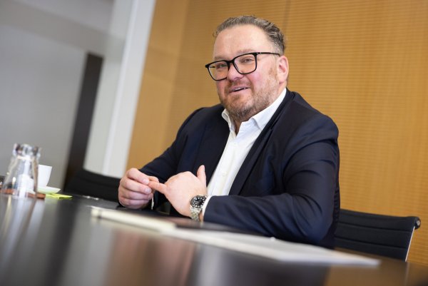Björn Böker, Geschäftsführer der OstwestfalenLippe GmbH, hat gemeinsam mit seinem Team eine neue Strategie des Regionalmarketings entwickelt. - © Mike-Dennis Müller / www.mdm.photo