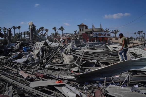 Palästinenser inspizieren die Trümmer einer durch einen israelischen Luftangriff zerstörten Tankstelle in Deir al-Balah im zentralen Gazastreifen. Die jüngste Israel-Entscheidung von Kanzler Merz sorgt derweil in der Union für Stress. - © Abdel Kareem Hana/AP/dpa