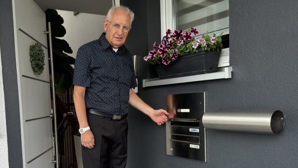 Lothar Schwier steht vor seinem Briefkasten, der oft leer bleibt. - © Sven Kienscherf