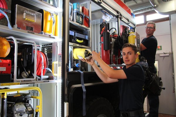Jan Biemer (links) und Timo Kesting - hier am neuen Löschfahrzeug 10 - haben ein Jahr Bundesfreiwilligendienst bei der Freiwilligen Feuerwehr Lemgo gemacht - © Nadine Uphoff