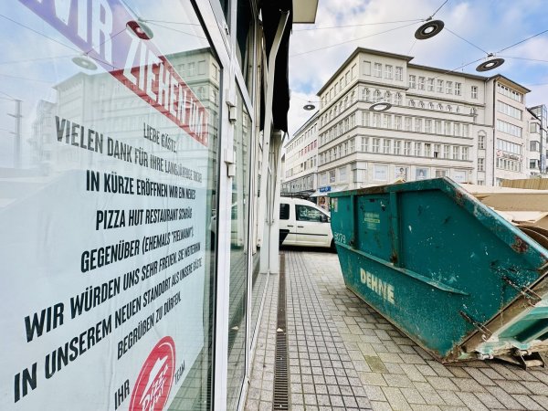 Pizza Hut am Jahnplatz in Bielefeld räumt sein Restaurant. - © Stefan Becker