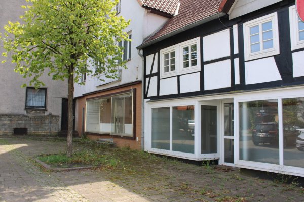 Vier Häuser in der Mittel- und Südstraße plant die Gemeinde abzureißen. An ihrer Stelle soll ein Neubau entstehen. Im Bild zu sehen sind die Häuser Nummer 45 und 47 in der Mittelstraße. - © Lorraine Brinkmann