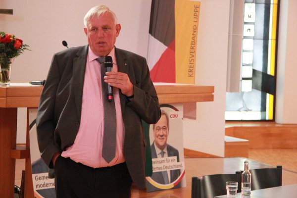 Flankiert vom Konterfei Armin Laschets an der Kanzel spricht Karl-Josef Laumann in der Kirche. - © Katrin Kantelberg(LZ)