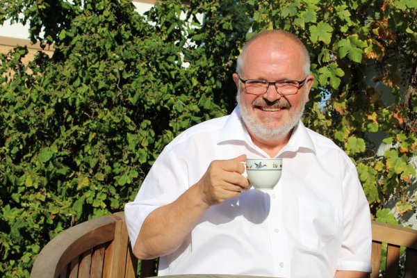 Der ehemalige Pfarrer Richard Krause genießt seinen Ruhestand, aber möchte sich im Ehrenamt weiter engagieren. Er wird stellvertretende Schiedsperson für Lage und arbeitet mit Lars Buller zusammen. - © Sandra Castrup