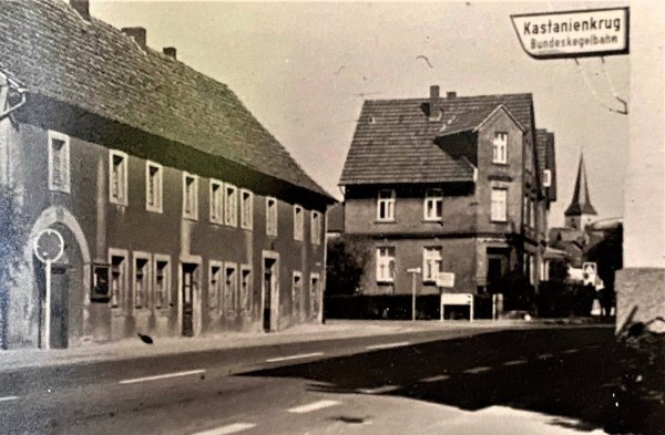 Im Herzen des Oerlinghauser Arbeiterviertels: die „Kaserne“ am Kastanienkrug. Der Betreiber des Kastanienkkrugs um 1900 hieß Lücking. Repro: Horst Biere/Quelle: Stadtarchiv - © Repros Horst Biere / Quelle: Stadtarchiv