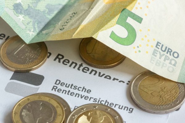 Die reguläre Altersgrenze für die Regelaltersrente steigt schrittweise bis 2031 auf das 67. Lebensjahr. - © Fernando Gutierrez-Juarez/dpa
