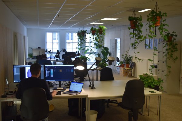 Die Arbeitsplätze in der oberen Etage des Coworking-Space werden gut angenommen. Am neuen Standort soll es Platz für noch einige Schreibtische mehr geben. - © Katrin Niemeier