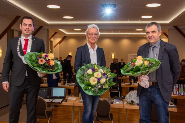 Torben Blome (links) und seine Stellvertreter Ulrike Jakob und Thomas Blum bilden das neue Bürgermeister-Dreigestirn für Lügde. - © Raphael Bartling