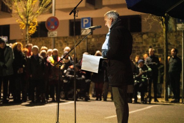 Bürgermeister Dirk Tolkemitt spricht am Mahnmal der ehemaligen Synagoge an der Mauerstraße. - © Britta Y. Stricker Fotografie