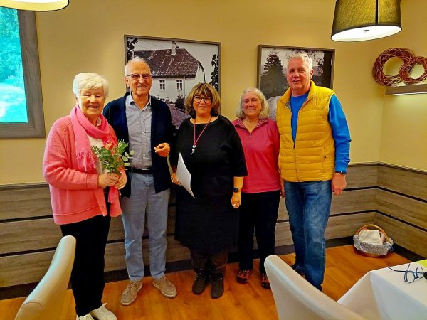 Abschied und Übergabe: Ulrike und Lothar Jaehn (von links) haben die Mahlzeit beinahe zwei Jahrzehnte organisiert. Nun übernimmt Martina Löseke. Ihr zur Seite stehen Erika Jess und Jörg Schlüter. - © Agenda