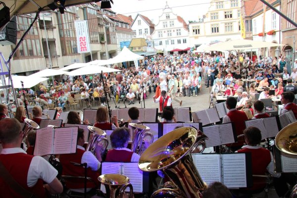 Beim Westfälischen Hansetag 2015 wurde den Besuchern viel Programm rund um das Thema Hanse geboten – unter anderem musikalisch auf dem Marktplatz, wie das Foto zeigt. Für 2040 will sich Lemgo wieder bewerben. - © Thomas Reineke