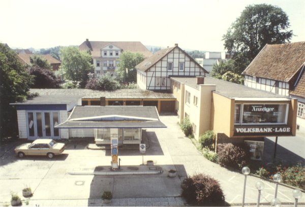 Der Lippegarten vor dem Umbau zum Barockgarten im Jahr 1984 – noch mit Tankstelle direkt an der Mittelstraße, Volksbank und dahinter einem Ärztehaus (Fachwerk). Rechts ist die Leggestraße mit der Scheune Bödeker zu erkennen, ganz hinten das Engelbert-Kaempfer-Gymnasium. - © Stadtarchiv Lemgo