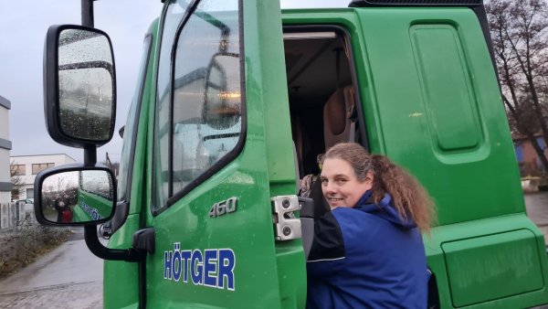 Sabrina Krüger freut sich jedes Mal, wenn sie auf den Bock klettert, um im Hugo, wie sie den Lastwagen liebevoll nennt, loszufahren. - © Marianne Schwarzer