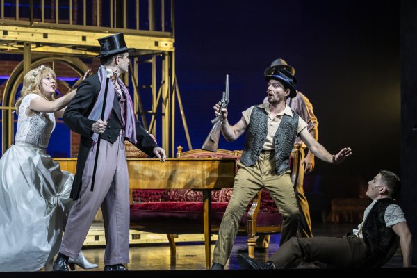 Am Sonntag ist Premiere: Das Foto zeigt Ewa Noack, Paul Enev, Adrian Thomser und Emanuel Weber. - © Jochen Quast/Landestheater Detmold