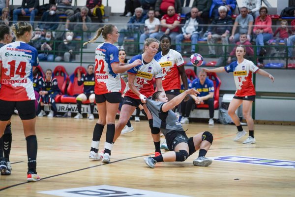 Alle Hände voll zu tun hatte die Blomberger Abwehr mit (von links) Linnea Pettersson, Cara Hartstock, Laetitia Quist und Emma Emma Hertha hier in einer Szene mit der Unagrin Konszuéla Hámori. - © Kornej Weibert
