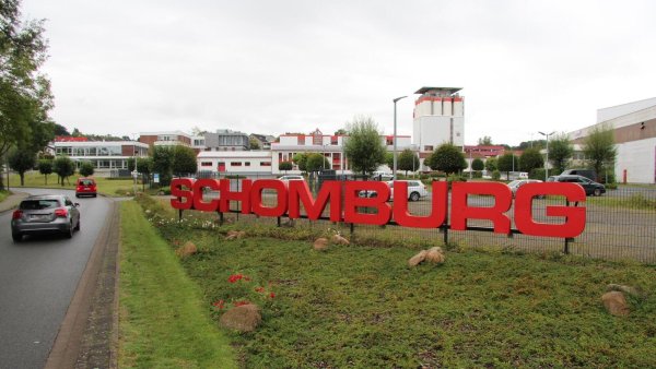 Auf dem Schomburg-Gelände soll neben der "Nolting"-Halle (rechts im Bild) eine neue Produktionshalle entstehen. Die Fläche befindet sich nicht im Bild. Den Mitarbeiter-Parkplatz (hinter dem Schriftzug) würde das Unternehmen gerne auf die andere Straßenseite verlegen. - © Jana Beckmann