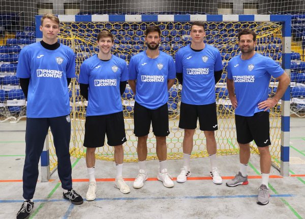 Bleiben beim TBV: Finn Zecher, Lukas Zerbe, Tim Suton und Frederik Simak mit Trainer Florian Kehrmann. - © TBV Lemgo Lippe/Paul Cohen