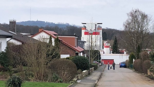 Die Nähe zwischen Schomburg und der Wohnbebauung ist für Anwohner ein Ärgernis. - © Anwohnerinitiative