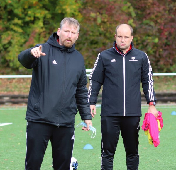Jens Bakker (vorne) und Daniel Hollensteiner schulen das Thema Kinderfußball derzeit bereits in Lemgo. Und zwar in der Theorie und in der Praxis. - © Kai Hahn