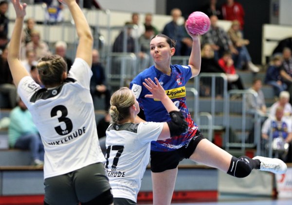 Blombergs Drittligaspielern Paulina Horstkötter steigt beim Torwurf energisch in die Höhe, eine Szene aus der A-Jugend-Partie gegen den Buxtehuder SV der vergangenen Saison. - © Oliver König