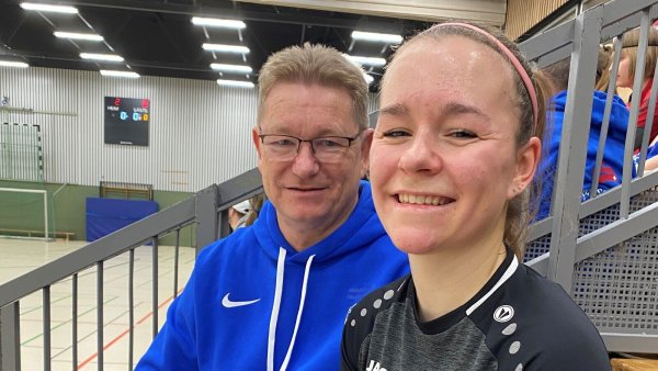 Vater und Tochter beim TuS Asemissen. Rüdiger Struck ist der Trainer von Spielführerin Melanie Struck. - © Sebastian Lucas