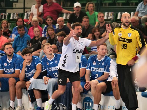 Das Kribbeln vorm Saisonstart ist zu spüren bei Trainer Florian Kehrmann und den TBV-Spielern (von links) Leos Petrovsky, Thomas Houtepen, Oleksii Tomashevskyi, Nicolai Theilinger und Urh Kastelic. - © Jörg Hagemann