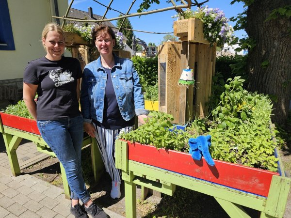 Anna Lena Beermann (links) und Monika Frodermann arbeiten im Treff des Kinderschutzbundes im Papageienviertel. Sie sehen großes Potenzial, wenn im Viertel die richtigen Weichen im Wohnungsbau gestellt werden. - © Astrid Sewing