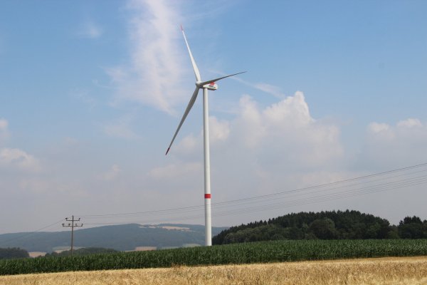 Dieses Windrad dreht sich seit einigen Jahren bei Kalletal-Brosen. - © Jens Rademacher,Jens Rademacher (Archivfoto)