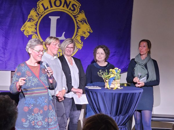 Eva-Maria Pavellek, Doerte Klocker, Iris Lohmeyer-Nickel, Kathrin Gerner und Friederike Noßmann freuen sich, dass die Lions Lage das Musical-Projekt der Grundschule Hardissen mit 2000 Euro unterstützen. Insgesamt wurden vier Förderpeise im Technikum übergeben. - © Astrid Sewing