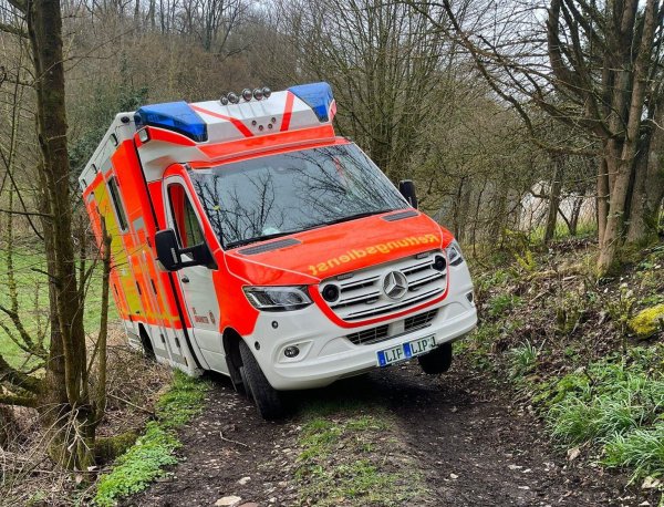 Der Rettungswagen ist bei der Anfahrt zum Unglücksort in die Böschung gerutscht. - © Feuerwehr Schlangen