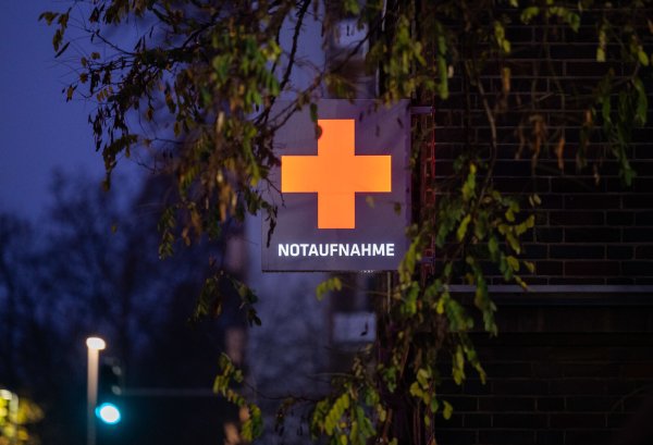 In Notaufnahmen ist es nur selten ruhig. Vor allem in hektischen Situationen können Klinikmitarbeiter schnell Ziel von Übergriffen werden. - © Julian Stratenschulte