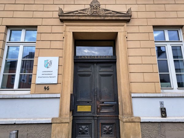Der Angeklagte soll einen jungen Mann mit einem Schraubendreher bedroht haben. Er muss sich vor dem Amtsgericht Detmold verantworten. - © Carolin Brokmann-Förster
