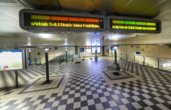 Streik bei Mobiel in Bielefeld: An der Stadtbahn-Station Hauptbahnhof herrschte Leere. - © Andreas Zobe
