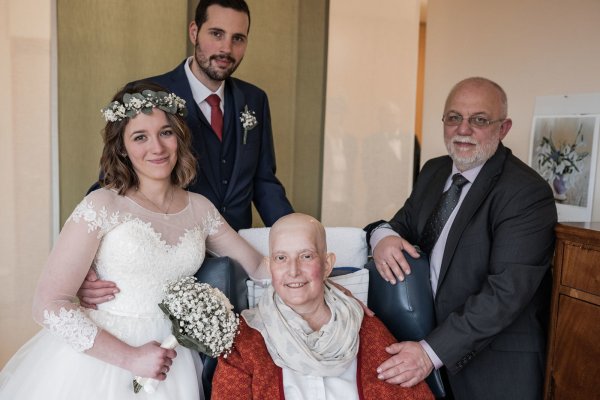 Annika und Philipp Hötger haben sich im Hospiz das Ja-Wort gegeben und der todkranken Mutter und dem Vater einen großen Wunsch erfüllt. - © julieanduwelovestories, Bielefeld