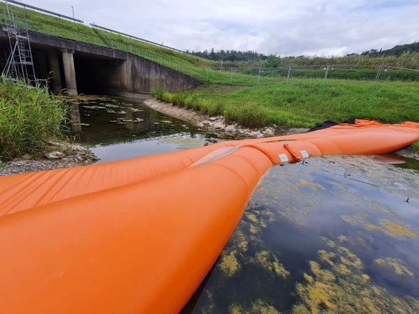 Der Beaverschlauch wird hier bald ausgedient haben: Ab September will der Eigenbetrieb Straßenbau hier eine dauerhafte Absperrmöglichkeit installieren, damit bei den Wartungsarbeiten der Rückfluss aus der Unteremmer verhindert werden kann. - © Marianne Schwarzer