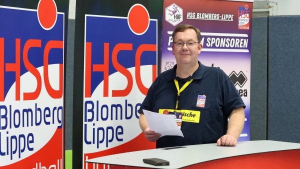 Hartmut Ehlert ist startklar für die öffentliche Pressekonferenz nach einem HSG-Spiel. - © Paul Cohen