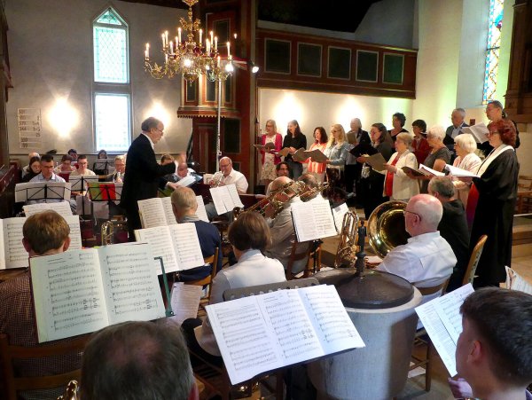 Chor und Posaunenchor bestreiten ein wunderbares Konzert zum 175-jährigen Jubiläum. - © Rudi Rudolph