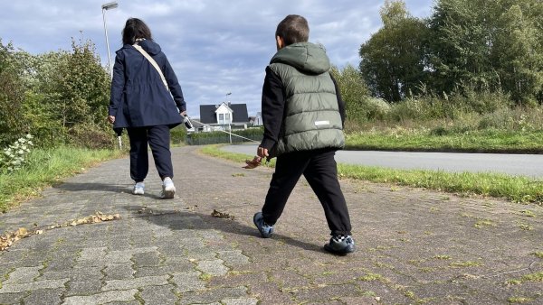 Die Markierung des ehemals kombinierten Rad-/Gehweges ist noch gut zu erkennen: Rechts rot für die Radler, links hell für die Fußgänger. Seit der neue Phoenix-Kreisel eröffnet istc, müssen die Fahrradfahrer auf die Straße ausweichen. - © Silke Buhrmester