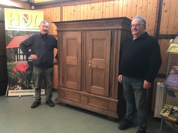 Helmut Müller (links) und Dieter Sieweke kümmern sich um das neue Exponat – den Dielenschrank.
Foto: Heimatverein Leopoldshöhe - © HV Leopoldshöhe