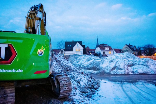 Bis auf einige Restarbeiten ruht die Baustelle an der Hornschen Straße. Wann es dort weitergeht, hängt davon ab, wie schnell der Bebauungsplan für das neue Projekt bewilligt wird. - © Raphael Bartling