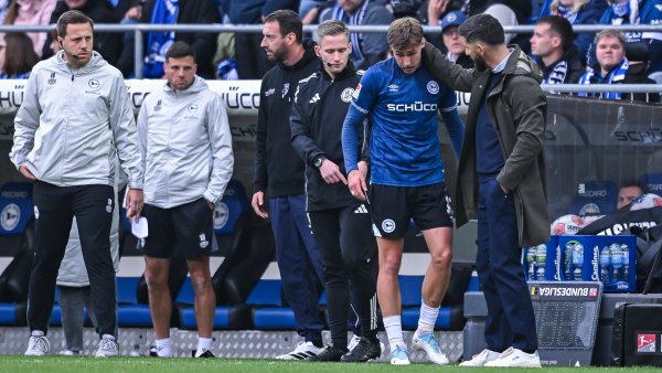 Schalkes Coach Miron Muslic (r.) wünscht Jonny Grodowski gute Besserung. Trainer Mitch Kniat (3. v.l.) und der vierte Offizielle Felix Weller (4. v.l.) hatten den Stürmer aus der Partie genommen. - © KROEGER/RHR-FOTO