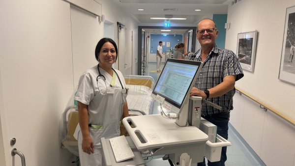Leyla Delibas ist bereits seit 18 Monaten am Klinikum Lippe tätig. Die zweifache Mutter aus der Türkei wartet immer noch auf die Anerkennung ihrer Qualifikation, so lange kann sie nur als Pflegehelferin beschäftigt werden. Doch das tut ihrer Motivation keinen Abbruch. Sie ist dankbar für die gute Unterstützung des Integrationsbeauftragten Wolfhardt Müther. - © Silke Buhrmester