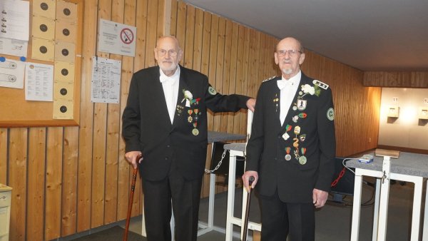 Wolfgang Pieper (links) und Horst Frunzke sind seit 70 Jahren Mitglied beim Alten Blomberger Schützenbataillon (ABS). Mit dem Verein verbinden sie eine schöne Zeit. - © Michaela Weiße