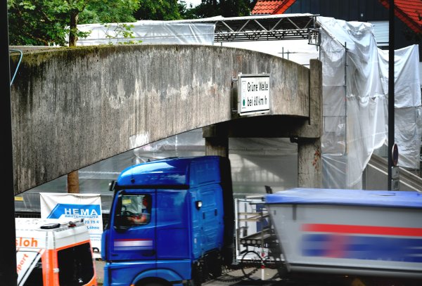 Die Fußgängerbrücke über die B61 in Gütersloh muss dringend saniert werden. Ein Experte nennt sie eine „tickende Zeitbombe“.