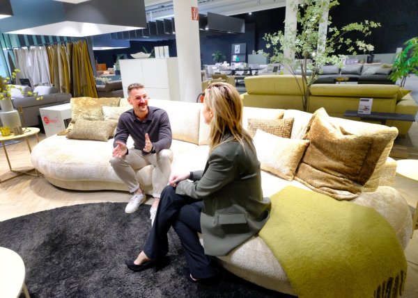 Jonas Gerner und Romina Golz von der 3C-Gruppe auf einem besonderen Ausstellungs-Sofa. - © Andreas Frücht