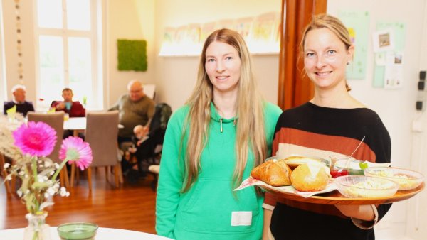 Das Frühstücksangebot ist reichhaltig. Jennifer Büsching (links) und Nadine Gottschalk kümmern sich gern um die Gäste im Lip-Café. Foto: Knut Dinter - © Knut Dinter