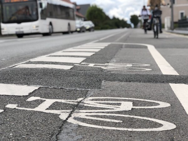 Radfahren am Detmolder Weg – ein heißes Eisen. Nach Meinung der Bezirksregierung gibt es nur eine Möglichkeit: Ab auf den geplanten Schutzstreifen, auch wenn die Lemgoer Verkehrspolitiker den Gehweg gern parallel für Radler freigegeben hätten. - © Till Brand